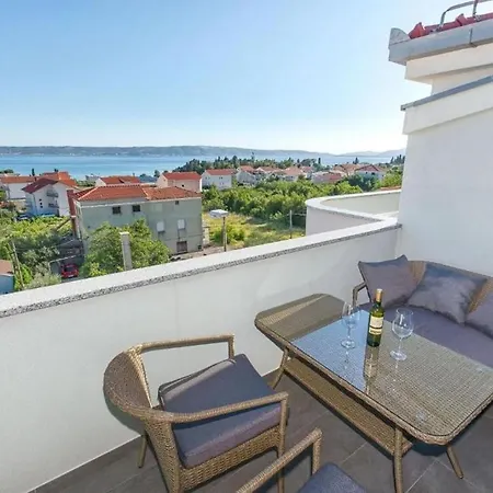 Apartment With A Parking Space Kastel Kambelovac, - 21372 *