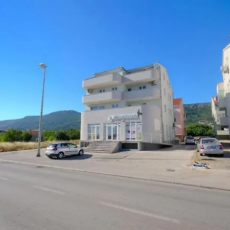 Apartament With A Parking Space Kastel Kambelovac, - 21372
