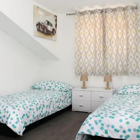 With Parking Space Kastel Kambelovac, - 21372 Lejlighed